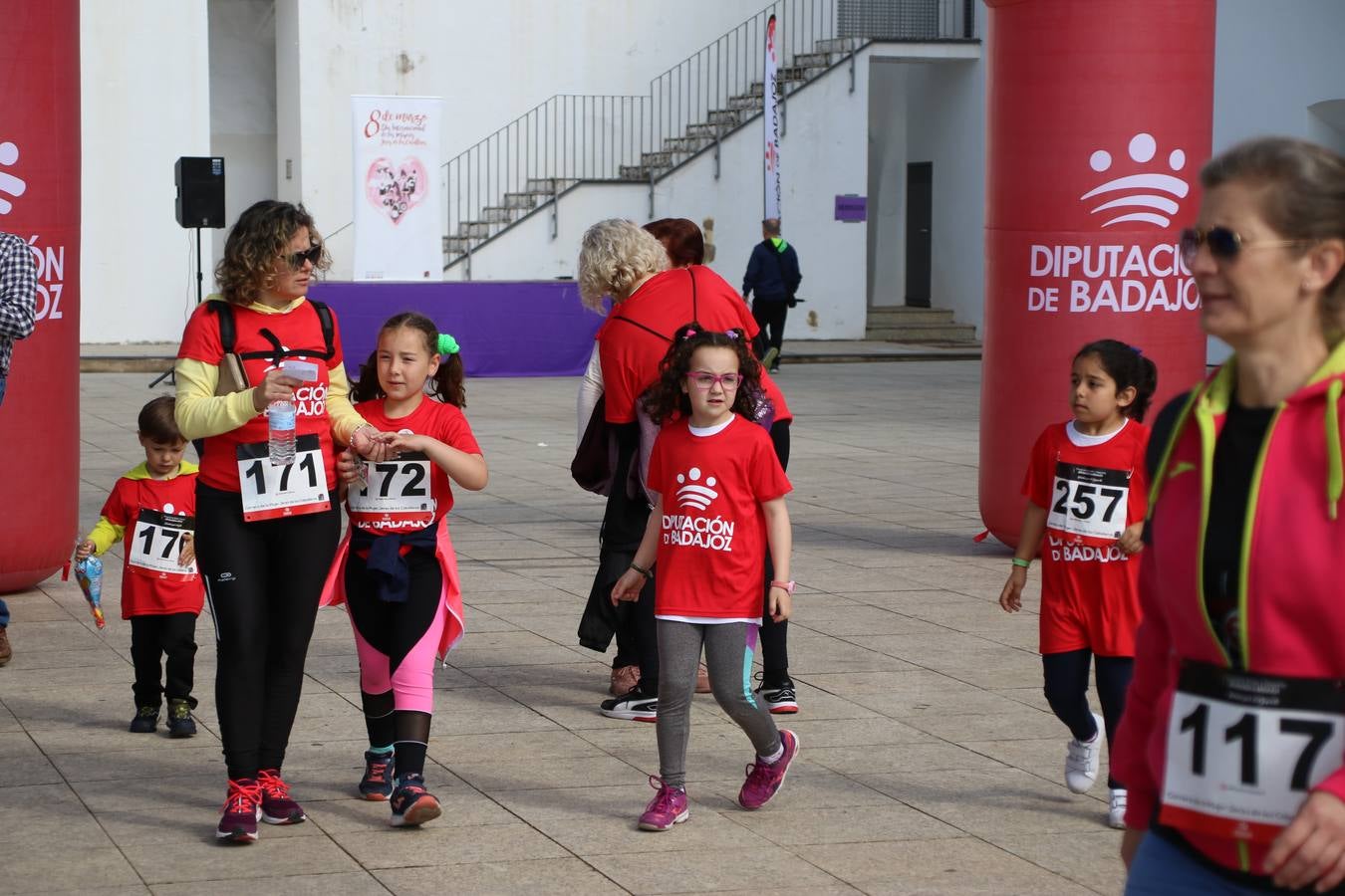 Jerez de los Caballeros ha acogido, esta mañana, la 'I Carrera de la Mujer', enmarcada dentro del programa 'Mujer y Deporte' de la Diputación de Badajoz y bajo el lema 'Nuestra meta, la igualdad'. Más de 300 personas, de todas las edades, se han dado cita en la Plaza de la Alcazaba y han recorrido las calles del municipio en una jornada que ha aunado deporte, solidaridad y reivindicación.