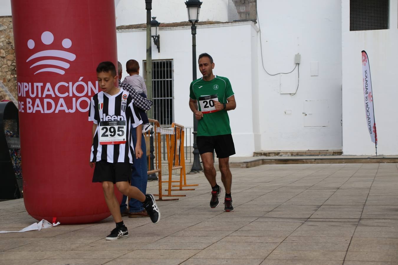 Jerez de los Caballeros ha acogido, esta mañana, la 'I Carrera de la Mujer', enmarcada dentro del programa 'Mujer y Deporte' de la Diputación de Badajoz y bajo el lema 'Nuestra meta, la igualdad'. Más de 300 personas, de todas las edades, se han dado cita en la Plaza de la Alcazaba y han recorrido las calles del municipio en una jornada que ha aunado deporte, solidaridad y reivindicación.