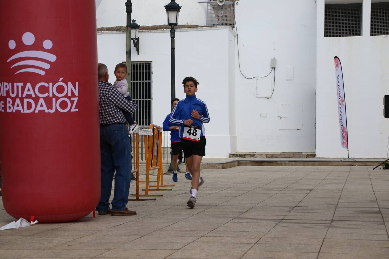 Jerez de los Caballeros ha acogido, esta mañana, la 'I Carrera de la Mujer', enmarcada dentro del programa 'Mujer y Deporte' de la Diputación de Badajoz y bajo el lema 'Nuestra meta, la igualdad'. Más de 300 personas, de todas las edades, se han dado cita en la Plaza de la Alcazaba y han recorrido las calles del municipio en una jornada que ha aunado deporte, solidaridad y reivindicación.