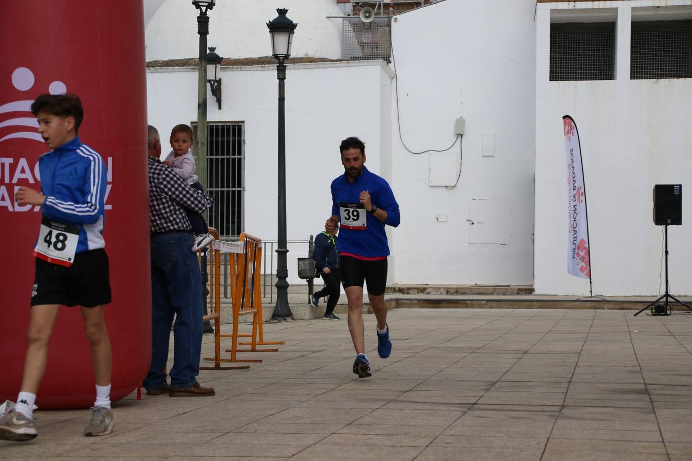 Jerez de los Caballeros ha acogido, esta mañana, la 'I Carrera de la Mujer', enmarcada dentro del programa 'Mujer y Deporte' de la Diputación de Badajoz y bajo el lema 'Nuestra meta, la igualdad'. Más de 300 personas, de todas las edades, se han dado cita en la Plaza de la Alcazaba y han recorrido las calles del municipio en una jornada que ha aunado deporte, solidaridad y reivindicación.
