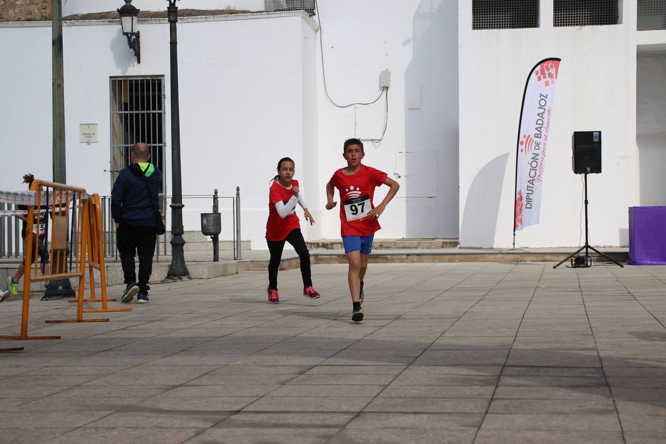 Jerez de los Caballeros ha acogido, esta mañana, la 'I Carrera de la Mujer', enmarcada dentro del programa 'Mujer y Deporte' de la Diputación de Badajoz y bajo el lema 'Nuestra meta, la igualdad'. Más de 300 personas, de todas las edades, se han dado cita en la Plaza de la Alcazaba y han recorrido las calles del municipio en una jornada que ha aunado deporte, solidaridad y reivindicación.