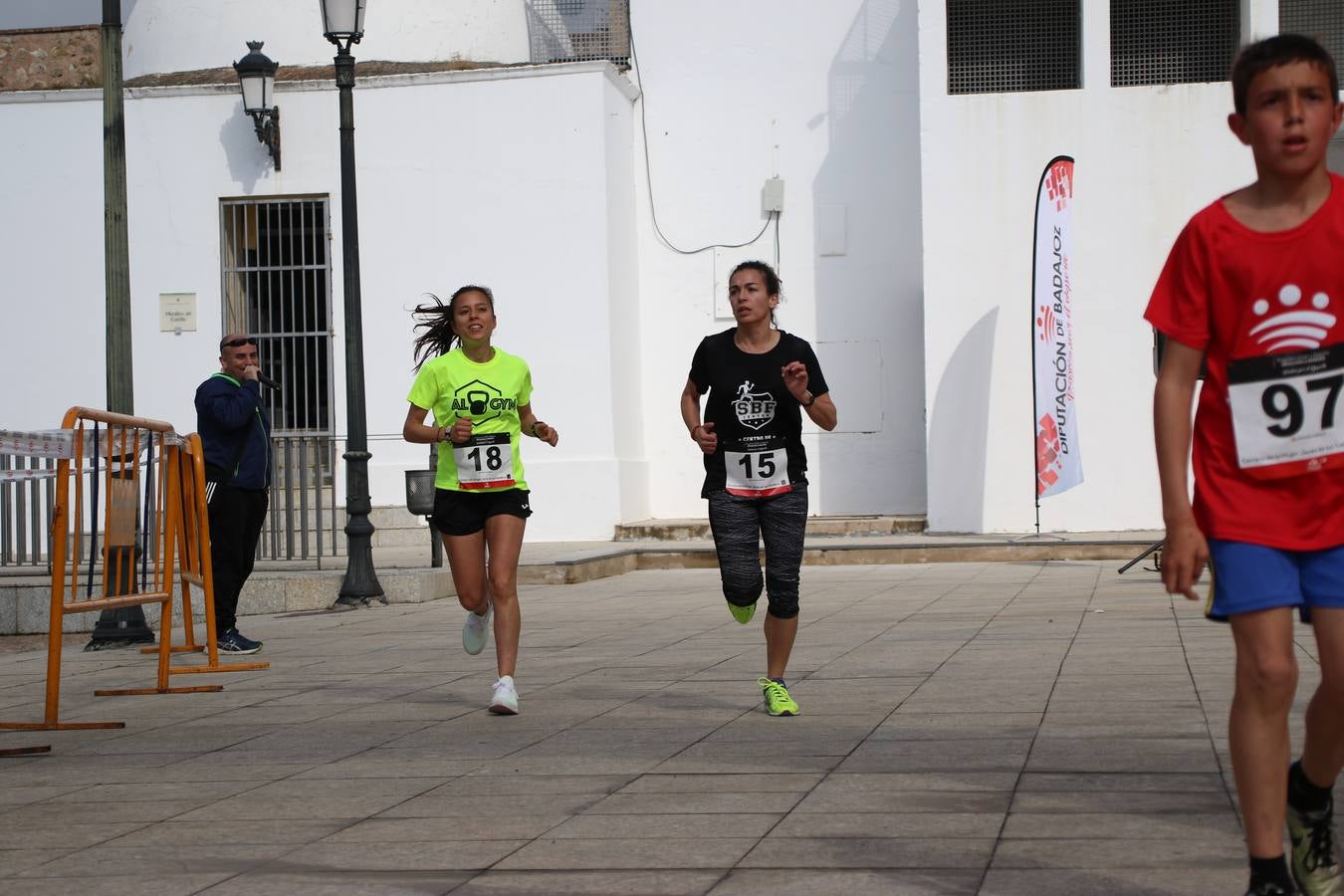 Jerez de los Caballeros ha acogido, esta mañana, la 'I Carrera de la Mujer', enmarcada dentro del programa 'Mujer y Deporte' de la Diputación de Badajoz y bajo el lema 'Nuestra meta, la igualdad'. Más de 300 personas, de todas las edades, se han dado cita en la Plaza de la Alcazaba y han recorrido las calles del municipio en una jornada que ha aunado deporte, solidaridad y reivindicación.