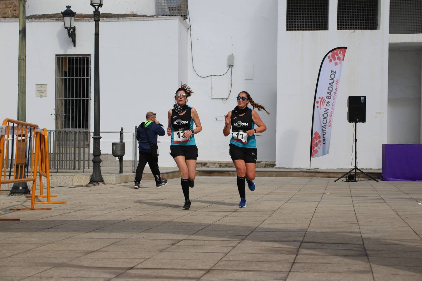 Jerez de los Caballeros ha acogido, esta mañana, la 'I Carrera de la Mujer', enmarcada dentro del programa 'Mujer y Deporte' de la Diputación de Badajoz y bajo el lema 'Nuestra meta, la igualdad'. Más de 300 personas, de todas las edades, se han dado cita en la Plaza de la Alcazaba y han recorrido las calles del municipio en una jornada que ha aunado deporte, solidaridad y reivindicación.