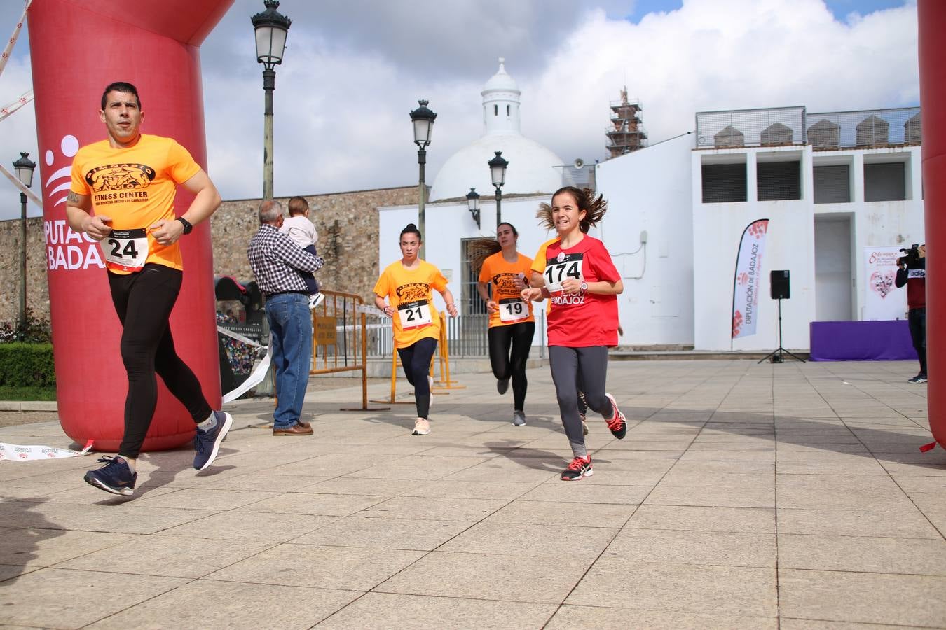 Jerez de los Caballeros ha acogido, esta mañana, la 'I Carrera de la Mujer', enmarcada dentro del programa 'Mujer y Deporte' de la Diputación de Badajoz y bajo el lema 'Nuestra meta, la igualdad'. Más de 300 personas, de todas las edades, se han dado cita en la Plaza de la Alcazaba y han recorrido las calles del municipio en una jornada que ha aunado deporte, solidaridad y reivindicación.