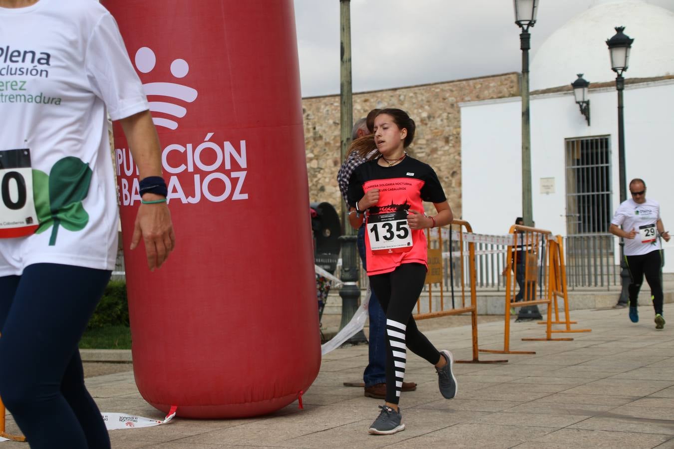 Jerez de los Caballeros ha acogido, esta mañana, la 'I Carrera de la Mujer', enmarcada dentro del programa 'Mujer y Deporte' de la Diputación de Badajoz y bajo el lema 'Nuestra meta, la igualdad'. Más de 300 personas, de todas las edades, se han dado cita en la Plaza de la Alcazaba y han recorrido las calles del municipio en una jornada que ha aunado deporte, solidaridad y reivindicación.