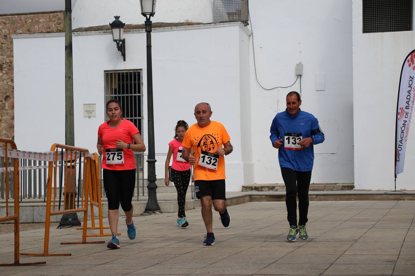 Jerez de los Caballeros ha acogido, esta mañana, la 'I Carrera de la Mujer', enmarcada dentro del programa 'Mujer y Deporte' de la Diputación de Badajoz y bajo el lema 'Nuestra meta, la igualdad'. Más de 300 personas, de todas las edades, se han dado cita en la Plaza de la Alcazaba y han recorrido las calles del municipio en una jornada que ha aunado deporte, solidaridad y reivindicación.