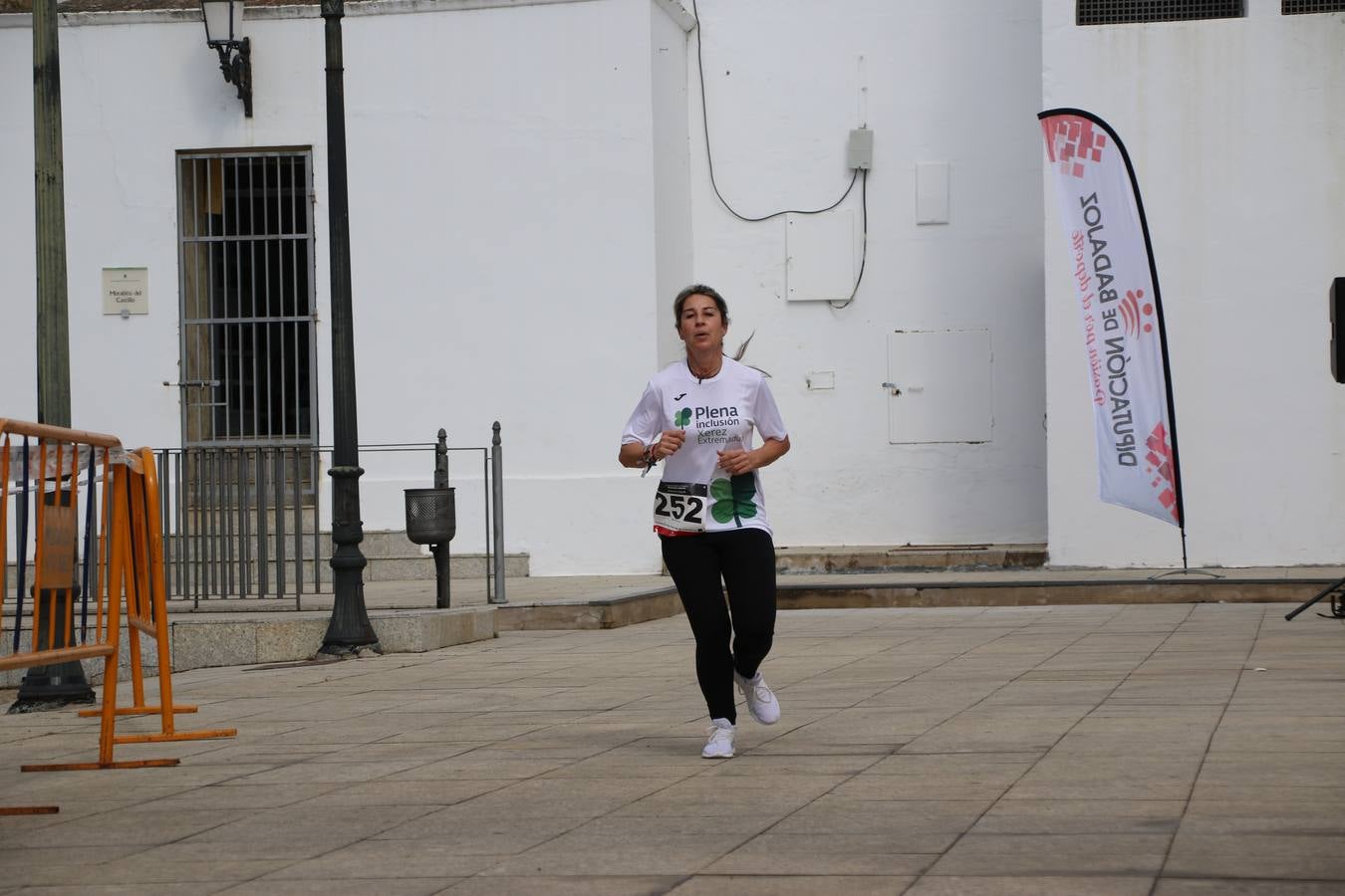 Jerez de los Caballeros ha acogido, esta mañana, la 'I Carrera de la Mujer', enmarcada dentro del programa 'Mujer y Deporte' de la Diputación de Badajoz y bajo el lema 'Nuestra meta, la igualdad'. Más de 300 personas, de todas las edades, se han dado cita en la Plaza de la Alcazaba y han recorrido las calles del municipio en una jornada que ha aunado deporte, solidaridad y reivindicación.
