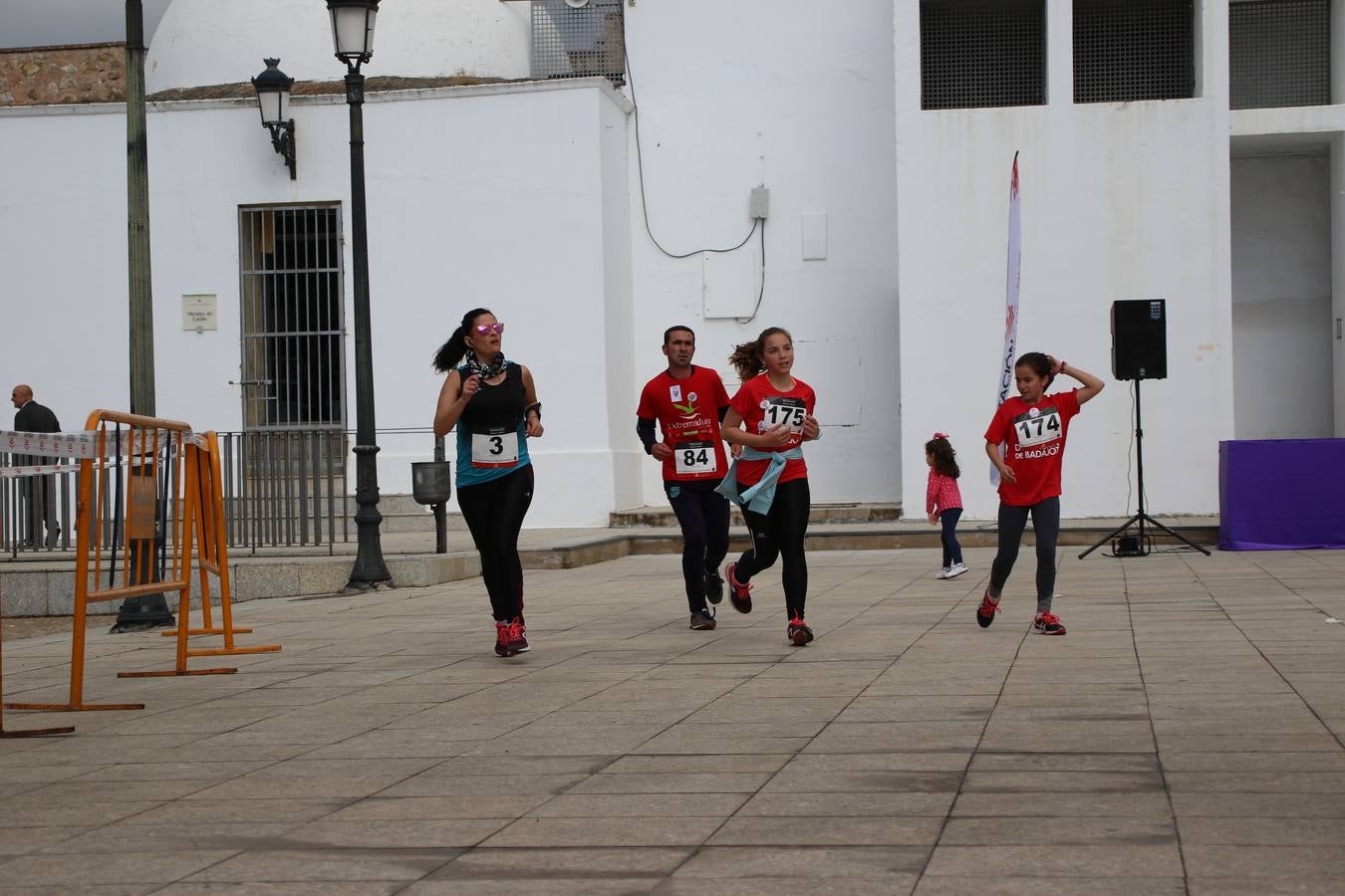 Jerez de los Caballeros ha acogido, esta mañana, la 'I Carrera de la Mujer', enmarcada dentro del programa 'Mujer y Deporte' de la Diputación de Badajoz y bajo el lema 'Nuestra meta, la igualdad'. Más de 300 personas, de todas las edades, se han dado cita en la Plaza de la Alcazaba y han recorrido las calles del municipio en una jornada que ha aunado deporte, solidaridad y reivindicación.