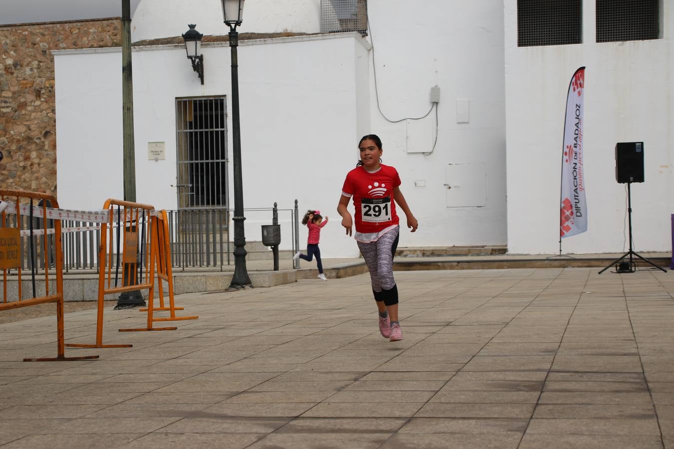Jerez de los Caballeros ha acogido, esta mañana, la 'I Carrera de la Mujer', enmarcada dentro del programa 'Mujer y Deporte' de la Diputación de Badajoz y bajo el lema 'Nuestra meta, la igualdad'. Más de 300 personas, de todas las edades, se han dado cita en la Plaza de la Alcazaba y han recorrido las calles del municipio en una jornada que ha aunado deporte, solidaridad y reivindicación.
