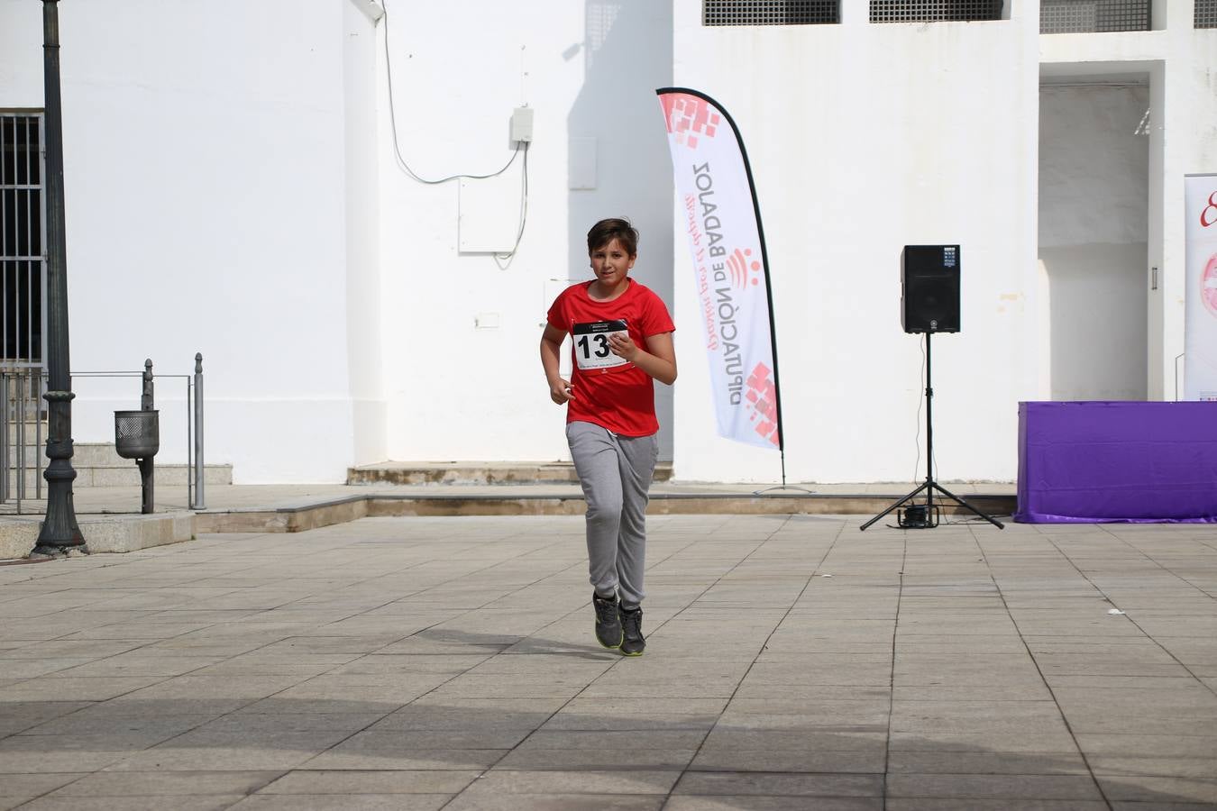 Jerez de los Caballeros ha acogido, esta mañana, la 'I Carrera de la Mujer', enmarcada dentro del programa 'Mujer y Deporte' de la Diputación de Badajoz y bajo el lema 'Nuestra meta, la igualdad'. Más de 300 personas, de todas las edades, se han dado cita en la Plaza de la Alcazaba y han recorrido las calles del municipio en una jornada que ha aunado deporte, solidaridad y reivindicación.