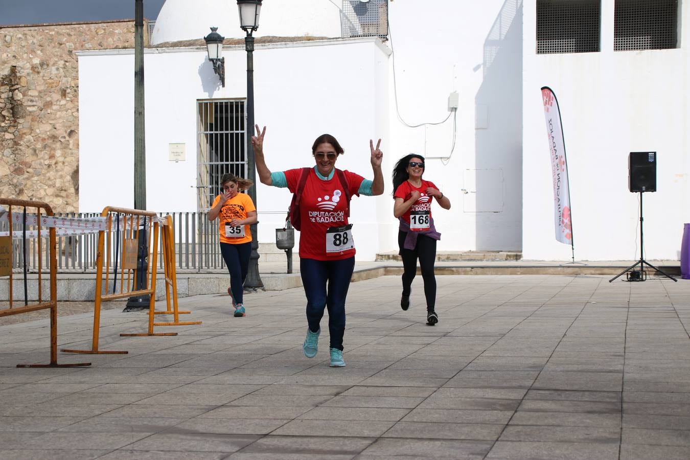 Jerez de los Caballeros ha acogido, esta mañana, la 'I Carrera de la Mujer', enmarcada dentro del programa 'Mujer y Deporte' de la Diputación de Badajoz y bajo el lema 'Nuestra meta, la igualdad'. Más de 300 personas, de todas las edades, se han dado cita en la Plaza de la Alcazaba y han recorrido las calles del municipio en una jornada que ha aunado deporte, solidaridad y reivindicación.