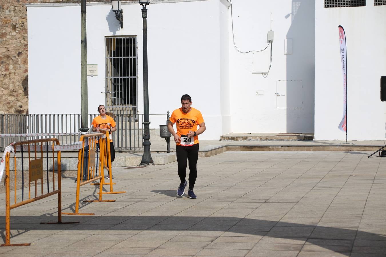 Jerez de los Caballeros ha acogido, esta mañana, la 'I Carrera de la Mujer', enmarcada dentro del programa 'Mujer y Deporte' de la Diputación de Badajoz y bajo el lema 'Nuestra meta, la igualdad'. Más de 300 personas, de todas las edades, se han dado cita en la Plaza de la Alcazaba y han recorrido las calles del municipio en una jornada que ha aunado deporte, solidaridad y reivindicación.
