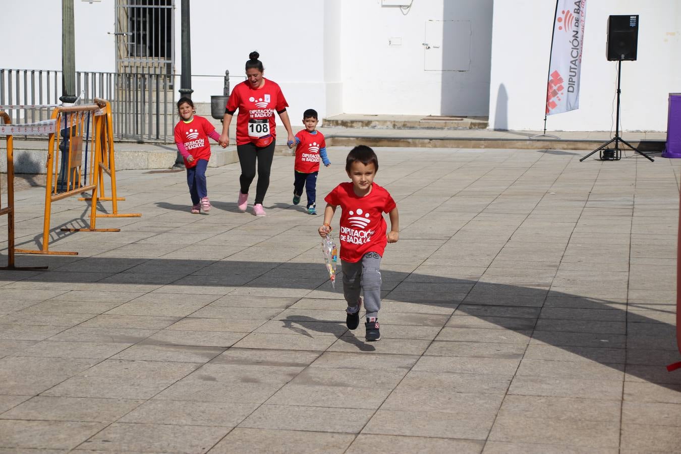 Jerez de los Caballeros ha acogido, esta mañana, la 'I Carrera de la Mujer', enmarcada dentro del programa 'Mujer y Deporte' de la Diputación de Badajoz y bajo el lema 'Nuestra meta, la igualdad'. Más de 300 personas, de todas las edades, se han dado cita en la Plaza de la Alcazaba y han recorrido las calles del municipio en una jornada que ha aunado deporte, solidaridad y reivindicación.