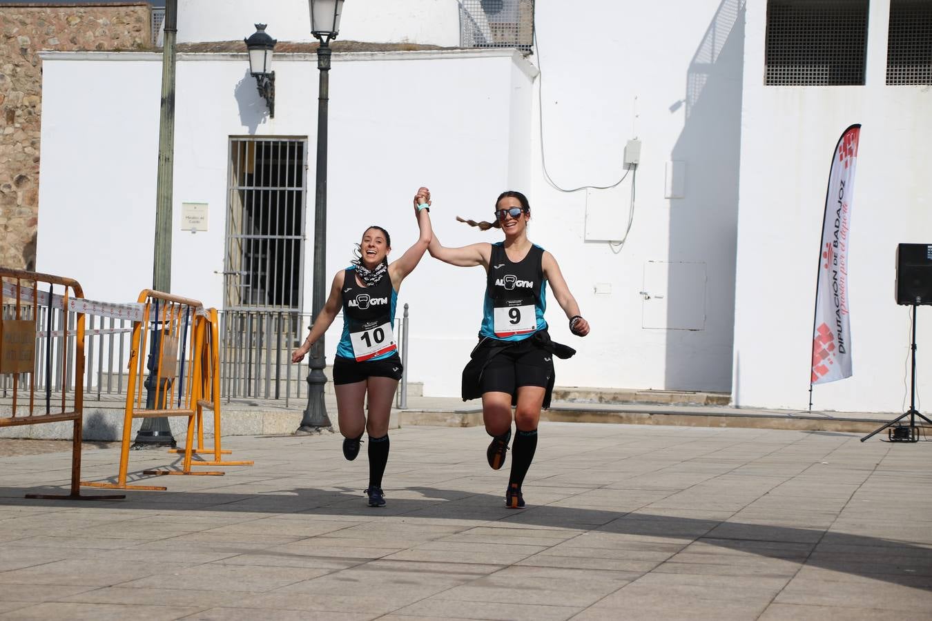 Jerez de los Caballeros ha acogido, esta mañana, la 'I Carrera de la Mujer', enmarcada dentro del programa 'Mujer y Deporte' de la Diputación de Badajoz y bajo el lema 'Nuestra meta, la igualdad'. Más de 300 personas, de todas las edades, se han dado cita en la Plaza de la Alcazaba y han recorrido las calles del municipio en una jornada que ha aunado deporte, solidaridad y reivindicación.