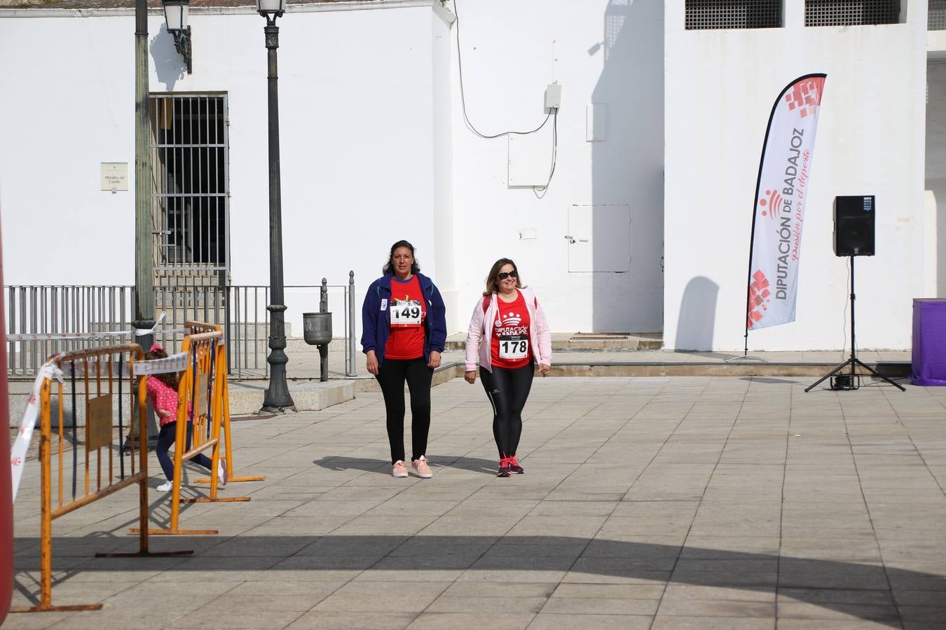 Jerez de los Caballeros ha acogido, esta mañana, la 'I Carrera de la Mujer', enmarcada dentro del programa 'Mujer y Deporte' de la Diputación de Badajoz y bajo el lema 'Nuestra meta, la igualdad'. Más de 300 personas, de todas las edades, se han dado cita en la Plaza de la Alcazaba y han recorrido las calles del municipio en una jornada que ha aunado deporte, solidaridad y reivindicación.