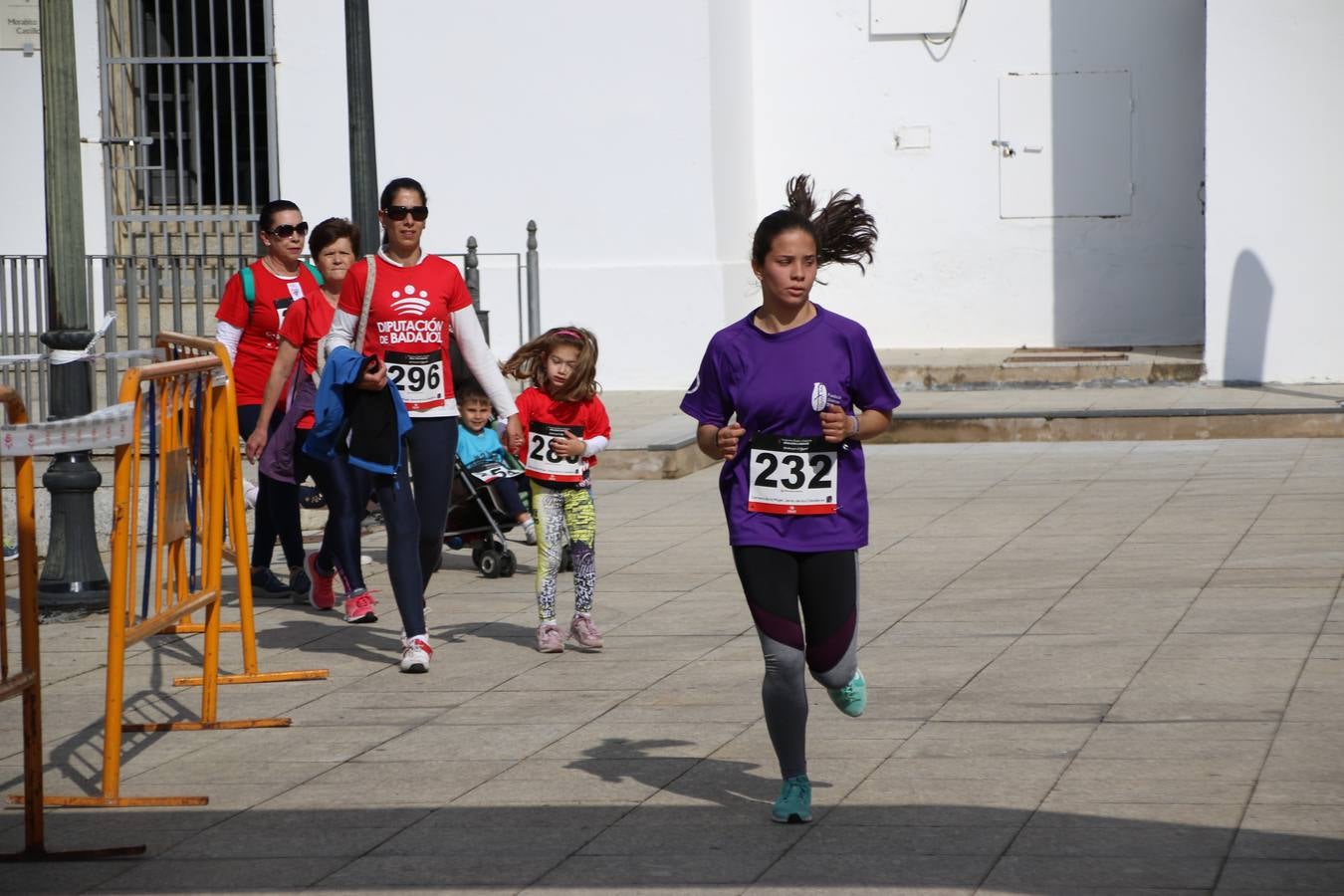 Jerez de los Caballeros ha acogido, esta mañana, la 'I Carrera de la Mujer', enmarcada dentro del programa 'Mujer y Deporte' de la Diputación de Badajoz y bajo el lema 'Nuestra meta, la igualdad'. Más de 300 personas, de todas las edades, se han dado cita en la Plaza de la Alcazaba y han recorrido las calles del municipio en una jornada que ha aunado deporte, solidaridad y reivindicación.