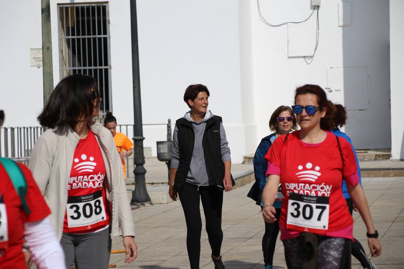 Jerez de los Caballeros ha acogido, esta mañana, la 'I Carrera de la Mujer', enmarcada dentro del programa 'Mujer y Deporte' de la Diputación de Badajoz y bajo el lema 'Nuestra meta, la igualdad'. Más de 300 personas, de todas las edades, se han dado cita en la Plaza de la Alcazaba y han recorrido las calles del municipio en una jornada que ha aunado deporte, solidaridad y reivindicación.