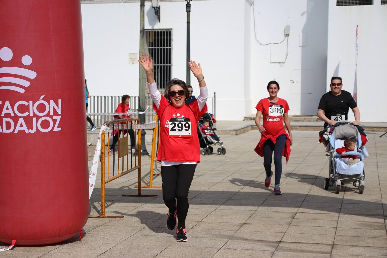 Jerez de los Caballeros ha acogido, esta mañana, la 'I Carrera de la Mujer', enmarcada dentro del programa 'Mujer y Deporte' de la Diputación de Badajoz y bajo el lema 'Nuestra meta, la igualdad'. Más de 300 personas, de todas las edades, se han dado cita en la Plaza de la Alcazaba y han recorrido las calles del municipio en una jornada que ha aunado deporte, solidaridad y reivindicación.