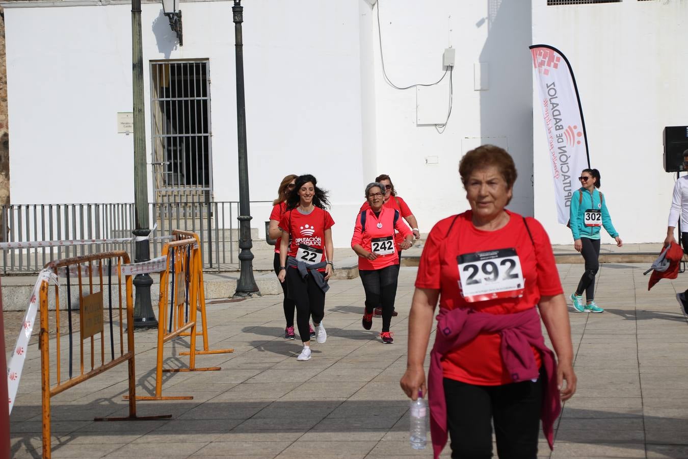 Jerez de los Caballeros ha acogido, esta mañana, la 'I Carrera de la Mujer', enmarcada dentro del programa 'Mujer y Deporte' de la Diputación de Badajoz y bajo el lema 'Nuestra meta, la igualdad'. Más de 300 personas, de todas las edades, se han dado cita en la Plaza de la Alcazaba y han recorrido las calles del municipio en una jornada que ha aunado deporte, solidaridad y reivindicación.