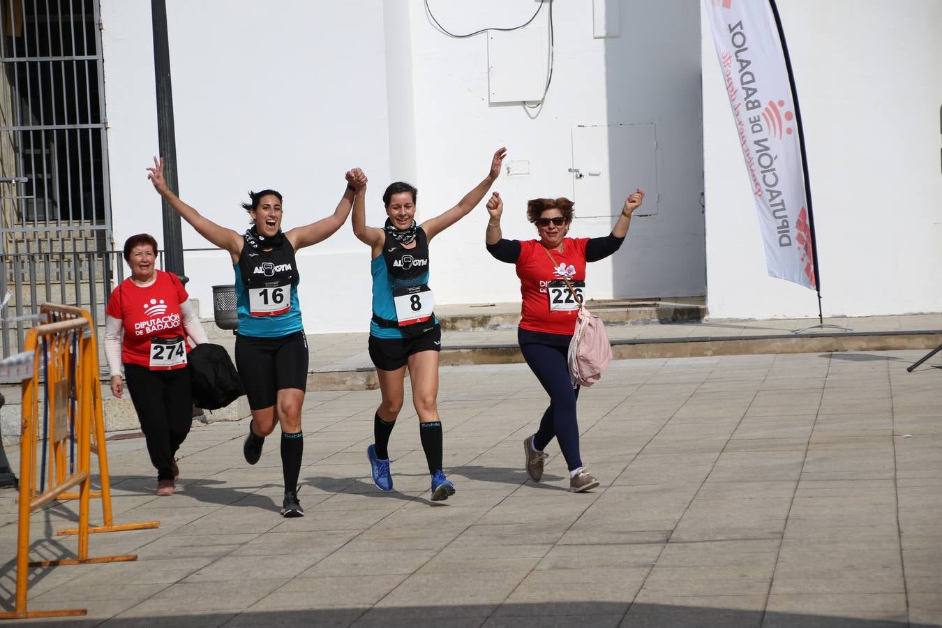 Jerez de los Caballeros ha acogido, esta mañana, la 'I Carrera de la Mujer', enmarcada dentro del programa 'Mujer y Deporte' de la Diputación de Badajoz y bajo el lema 'Nuestra meta, la igualdad'. Más de 300 personas, de todas las edades, se han dado cita en la Plaza de la Alcazaba y han recorrido las calles del municipio en una jornada que ha aunado deporte, solidaridad y reivindicación.