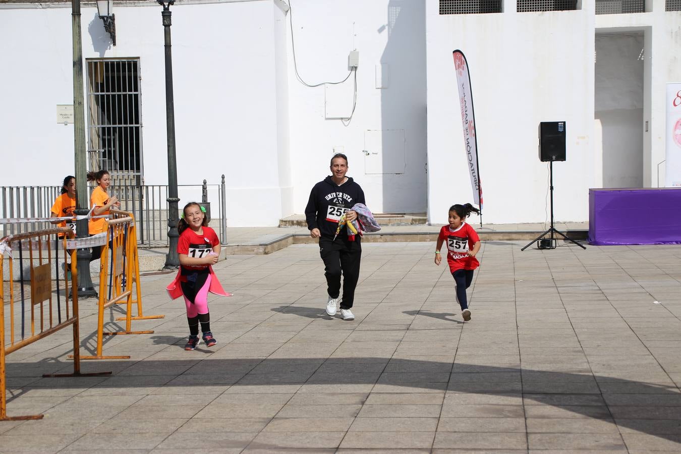Jerez de los Caballeros ha acogido, esta mañana, la 'I Carrera de la Mujer', enmarcada dentro del programa 'Mujer y Deporte' de la Diputación de Badajoz y bajo el lema 'Nuestra meta, la igualdad'. Más de 300 personas, de todas las edades, se han dado cita en la Plaza de la Alcazaba y han recorrido las calles del municipio en una jornada que ha aunado deporte, solidaridad y reivindicación.