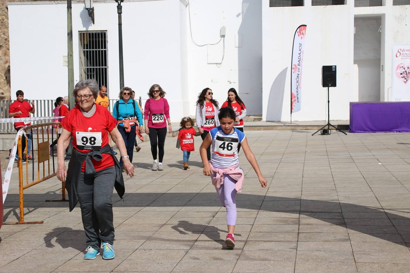 Jerez de los Caballeros ha acogido, esta mañana, la 'I Carrera de la Mujer', enmarcada dentro del programa 'Mujer y Deporte' de la Diputación de Badajoz y bajo el lema 'Nuestra meta, la igualdad'. Más de 300 personas, de todas las edades, se han dado cita en la Plaza de la Alcazaba y han recorrido las calles del municipio en una jornada que ha aunado deporte, solidaridad y reivindicación.