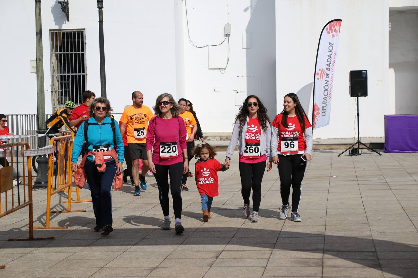 Jerez de los Caballeros ha acogido, esta mañana, la 'I Carrera de la Mujer', enmarcada dentro del programa 'Mujer y Deporte' de la Diputación de Badajoz y bajo el lema 'Nuestra meta, la igualdad'. Más de 300 personas, de todas las edades, se han dado cita en la Plaza de la Alcazaba y han recorrido las calles del municipio en una jornada que ha aunado deporte, solidaridad y reivindicación.