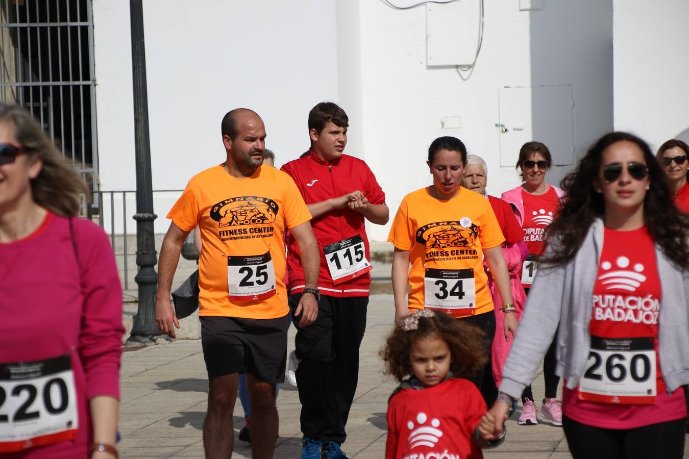 Jerez de los Caballeros ha acogido, esta mañana, la 'I Carrera de la Mujer', enmarcada dentro del programa 'Mujer y Deporte' de la Diputación de Badajoz y bajo el lema 'Nuestra meta, la igualdad'. Más de 300 personas, de todas las edades, se han dado cita en la Plaza de la Alcazaba y han recorrido las calles del municipio en una jornada que ha aunado deporte, solidaridad y reivindicación.