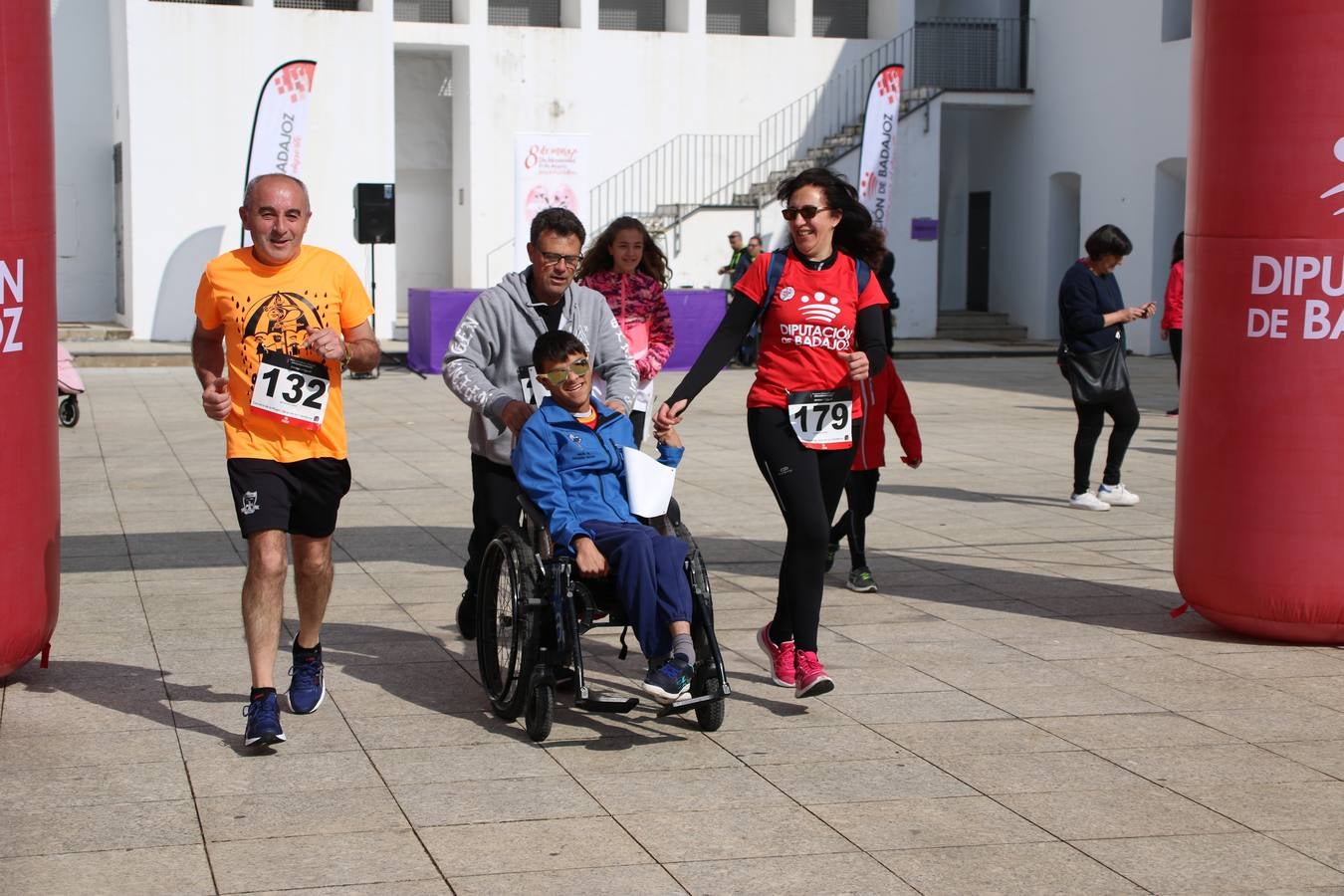 Jerez de los Caballeros ha acogido, esta mañana, la 'I Carrera de la Mujer', enmarcada dentro del programa 'Mujer y Deporte' de la Diputación de Badajoz y bajo el lema 'Nuestra meta, la igualdad'. Más de 300 personas, de todas las edades, se han dado cita en la Plaza de la Alcazaba y han recorrido las calles del municipio en una jornada que ha aunado deporte, solidaridad y reivindicación.