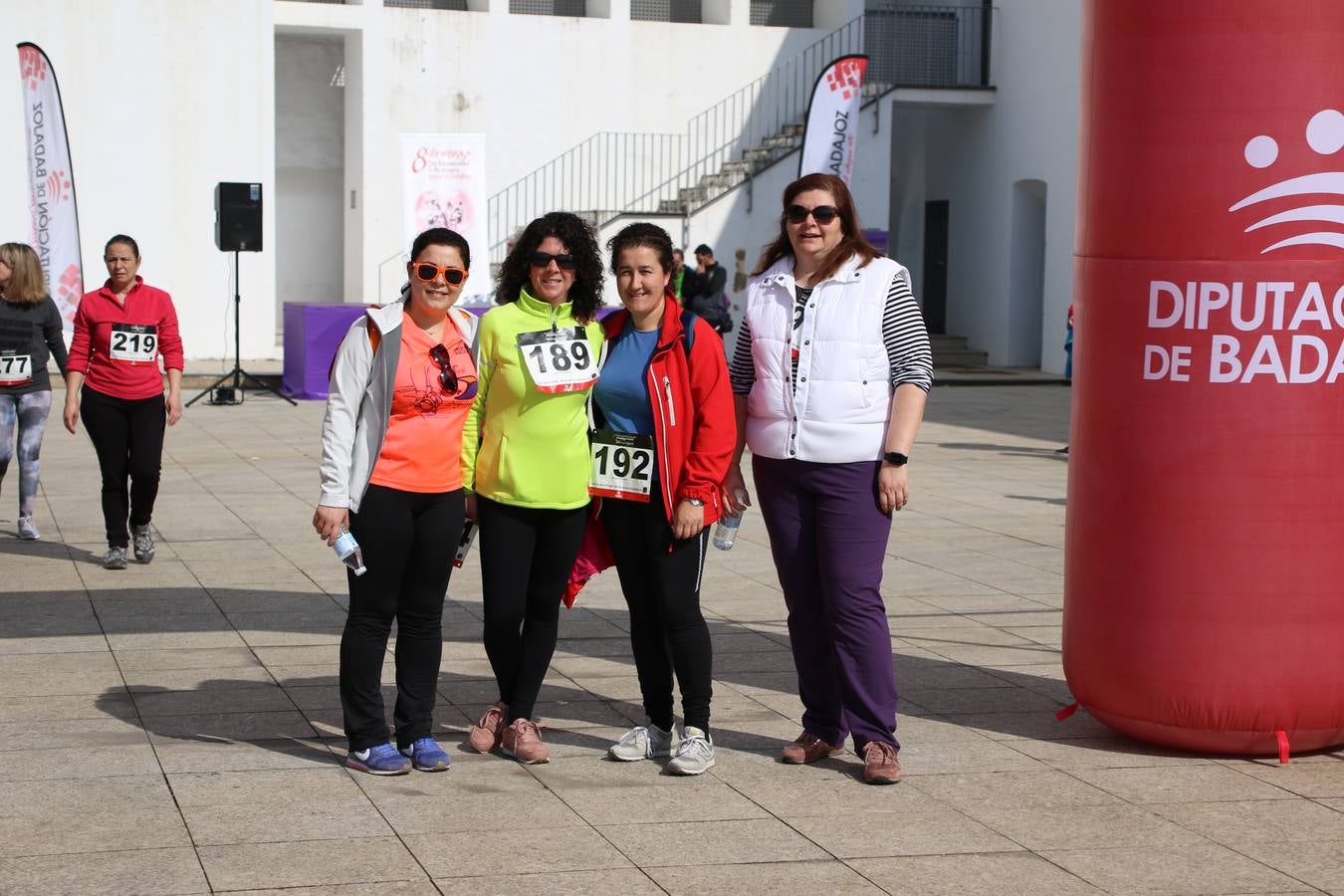 Jerez de los Caballeros ha acogido, esta mañana, la 'I Carrera de la Mujer', enmarcada dentro del programa 'Mujer y Deporte' de la Diputación de Badajoz y bajo el lema 'Nuestra meta, la igualdad'. Más de 300 personas, de todas las edades, se han dado cita en la Plaza de la Alcazaba y han recorrido las calles del municipio en una jornada que ha aunado deporte, solidaridad y reivindicación.