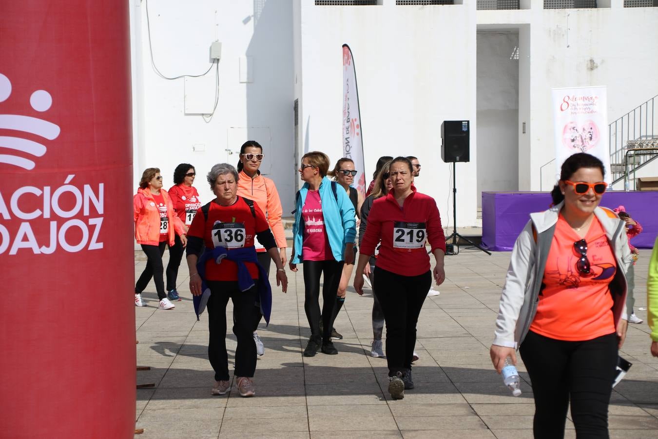 Jerez de los Caballeros ha acogido, esta mañana, la 'I Carrera de la Mujer', enmarcada dentro del programa 'Mujer y Deporte' de la Diputación de Badajoz y bajo el lema 'Nuestra meta, la igualdad'. Más de 300 personas, de todas las edades, se han dado cita en la Plaza de la Alcazaba y han recorrido las calles del municipio en una jornada que ha aunado deporte, solidaridad y reivindicación.