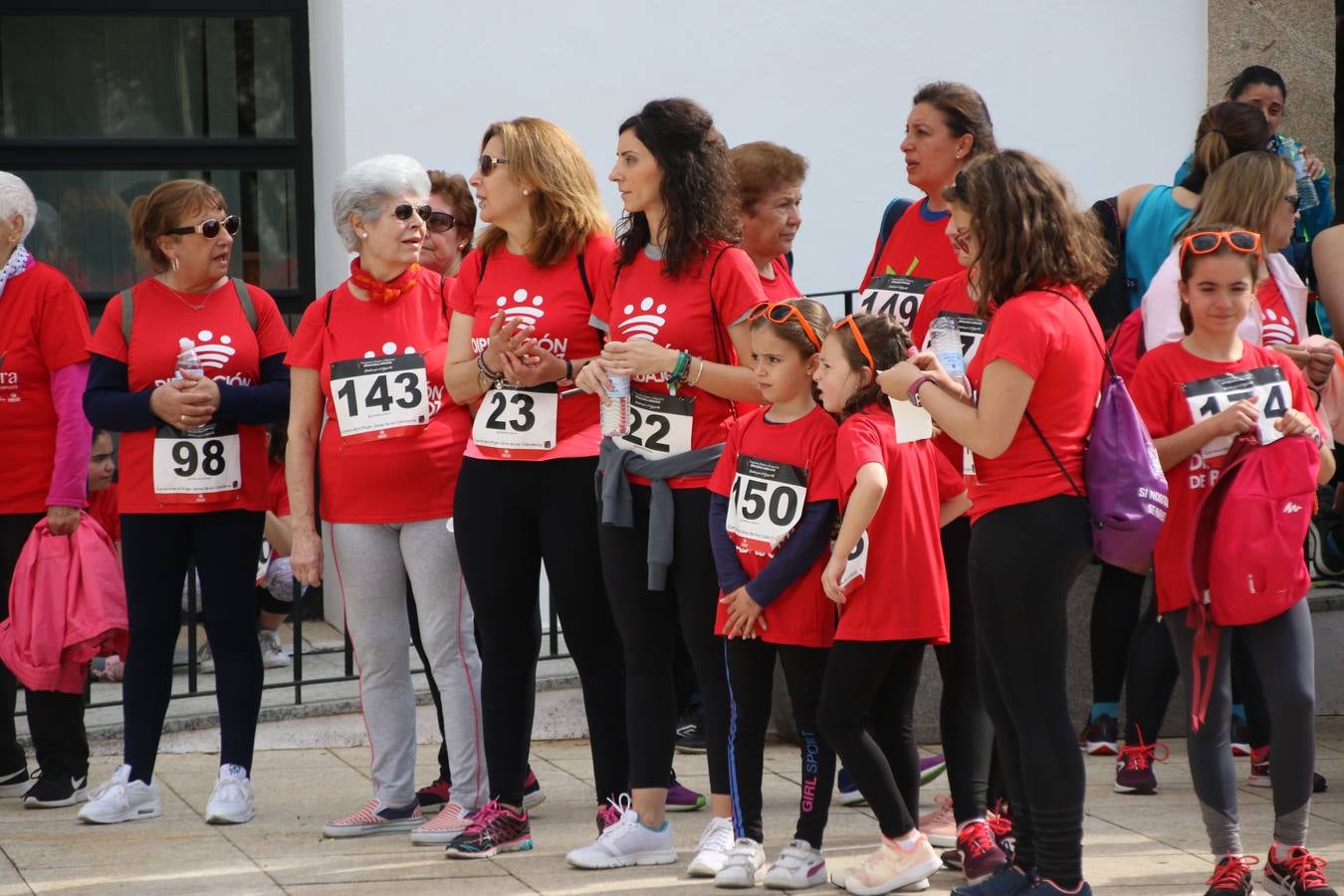 Jerez de los Caballeros ha acogido, esta mañana, la 'I Carrera de la Mujer', enmarcada dentro del programa 'Mujer y Deporte' de la Diputación de Badajoz y bajo el lema 'Nuestra meta, la igualdad'. Más de 300 personas, de todas las edades, se han dado cita en la Plaza de la Alcazaba y han recorrido las calles del municipio en una jornada que ha aunado deporte, solidaridad y reivindicación.