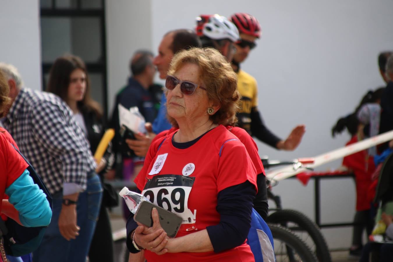 Jerez de los Caballeros ha acogido, esta mañana, la 'I Carrera de la Mujer', enmarcada dentro del programa 'Mujer y Deporte' de la Diputación de Badajoz y bajo el lema 'Nuestra meta, la igualdad'. Más de 300 personas, de todas las edades, se han dado cita en la Plaza de la Alcazaba y han recorrido las calles del municipio en una jornada que ha aunado deporte, solidaridad y reivindicación.