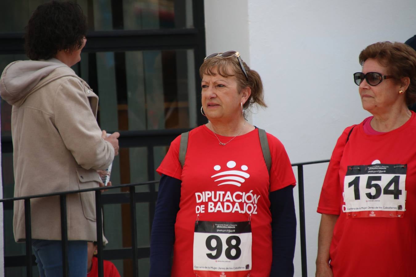 Jerez de los Caballeros ha acogido, esta mañana, la 'I Carrera de la Mujer', enmarcada dentro del programa 'Mujer y Deporte' de la Diputación de Badajoz y bajo el lema 'Nuestra meta, la igualdad'. Más de 300 personas, de todas las edades, se han dado cita en la Plaza de la Alcazaba y han recorrido las calles del municipio en una jornada que ha aunado deporte, solidaridad y reivindicación.