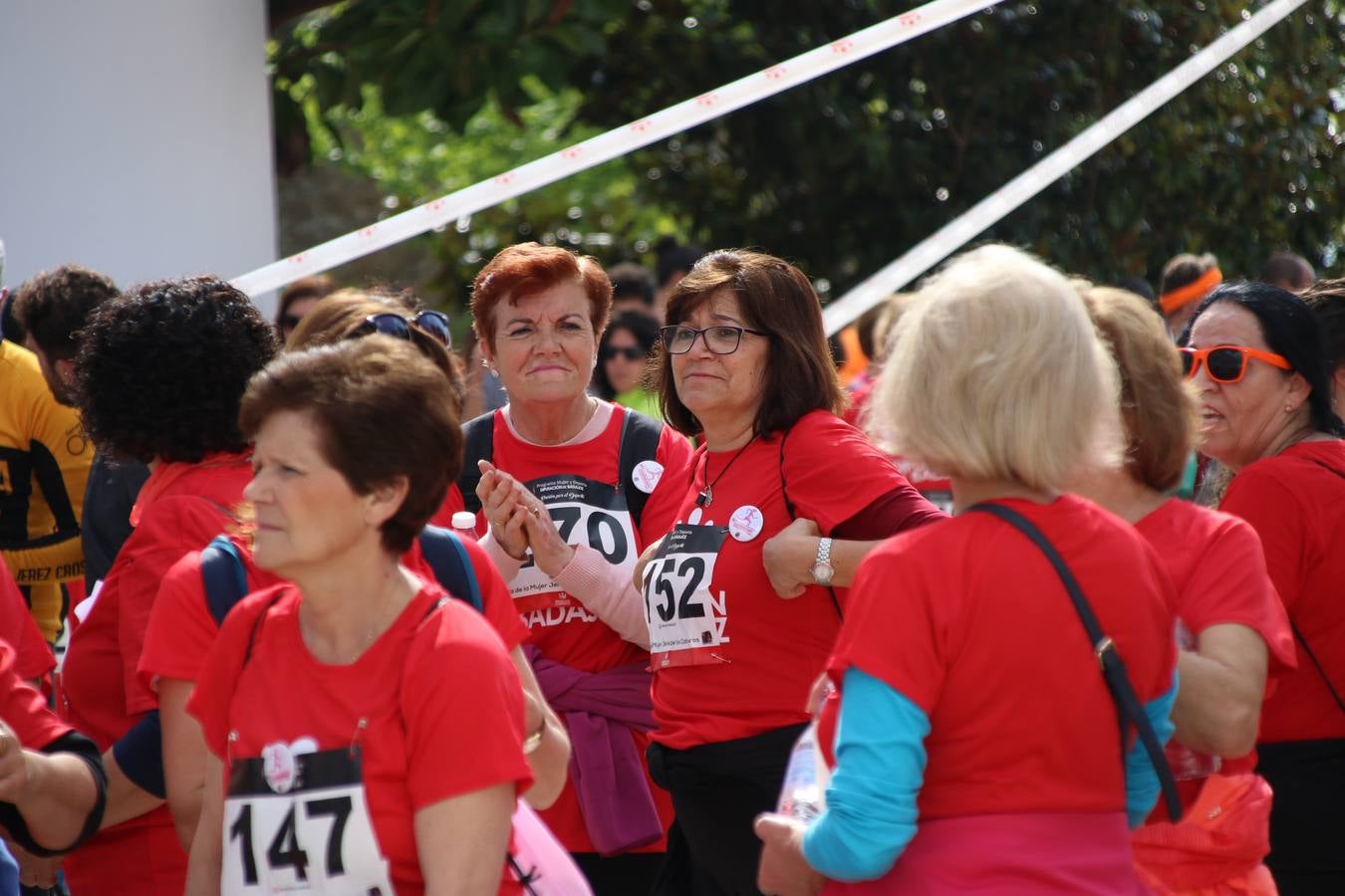 Jerez de los Caballeros ha acogido, esta mañana, la 'I Carrera de la Mujer', enmarcada dentro del programa 'Mujer y Deporte' de la Diputación de Badajoz y bajo el lema 'Nuestra meta, la igualdad'. Más de 300 personas, de todas las edades, se han dado cita en la Plaza de la Alcazaba y han recorrido las calles del municipio en una jornada que ha aunado deporte, solidaridad y reivindicación.