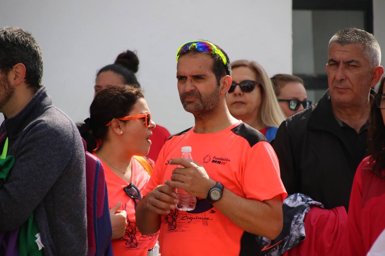 Jerez de los Caballeros ha acogido, esta mañana, la 'I Carrera de la Mujer', enmarcada dentro del programa 'Mujer y Deporte' de la Diputación de Badajoz y bajo el lema 'Nuestra meta, la igualdad'. Más de 300 personas, de todas las edades, se han dado cita en la Plaza de la Alcazaba y han recorrido las calles del municipio en una jornada que ha aunado deporte, solidaridad y reivindicación.