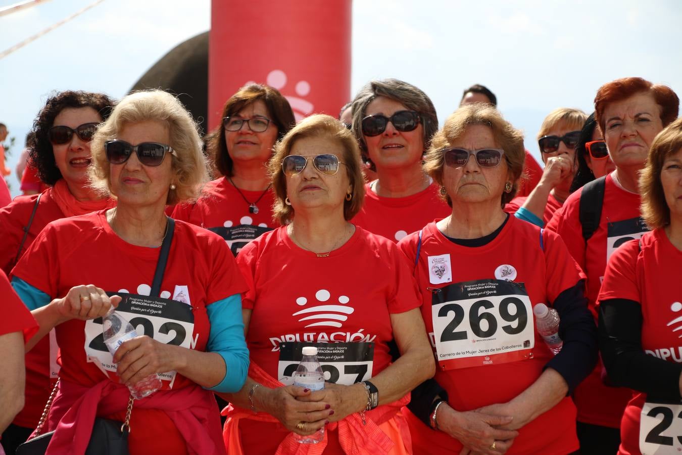 Jerez de los Caballeros ha acogido, esta mañana, la 'I Carrera de la Mujer', enmarcada dentro del programa 'Mujer y Deporte' de la Diputación de Badajoz y bajo el lema 'Nuestra meta, la igualdad'. Más de 300 personas, de todas las edades, se han dado cita en la Plaza de la Alcazaba y han recorrido las calles del municipio en una jornada que ha aunado deporte, solidaridad y reivindicación.