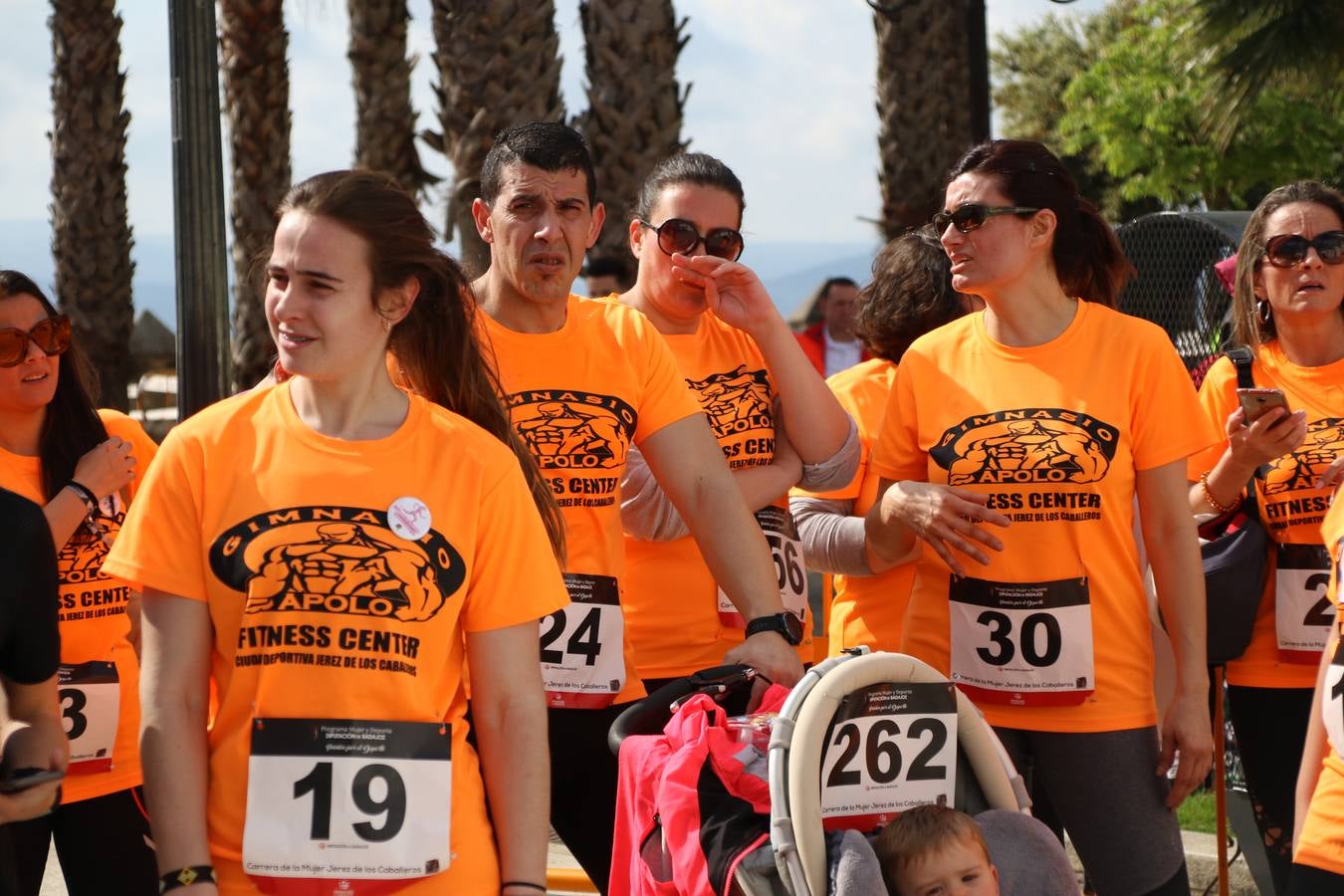 Jerez de los Caballeros ha acogido, esta mañana, la 'I Carrera de la Mujer', enmarcada dentro del programa 'Mujer y Deporte' de la Diputación de Badajoz y bajo el lema 'Nuestra meta, la igualdad'. Más de 300 personas, de todas las edades, se han dado cita en la Plaza de la Alcazaba y han recorrido las calles del municipio en una jornada que ha aunado deporte, solidaridad y reivindicación.
