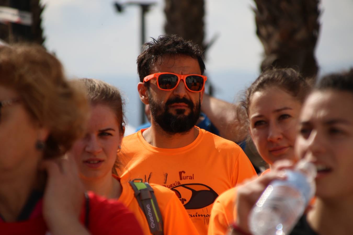 Jerez de los Caballeros ha acogido, esta mañana, la 'I Carrera de la Mujer', enmarcada dentro del programa 'Mujer y Deporte' de la Diputación de Badajoz y bajo el lema 'Nuestra meta, la igualdad'. Más de 300 personas, de todas las edades, se han dado cita en la Plaza de la Alcazaba y han recorrido las calles del municipio en una jornada que ha aunado deporte, solidaridad y reivindicación.