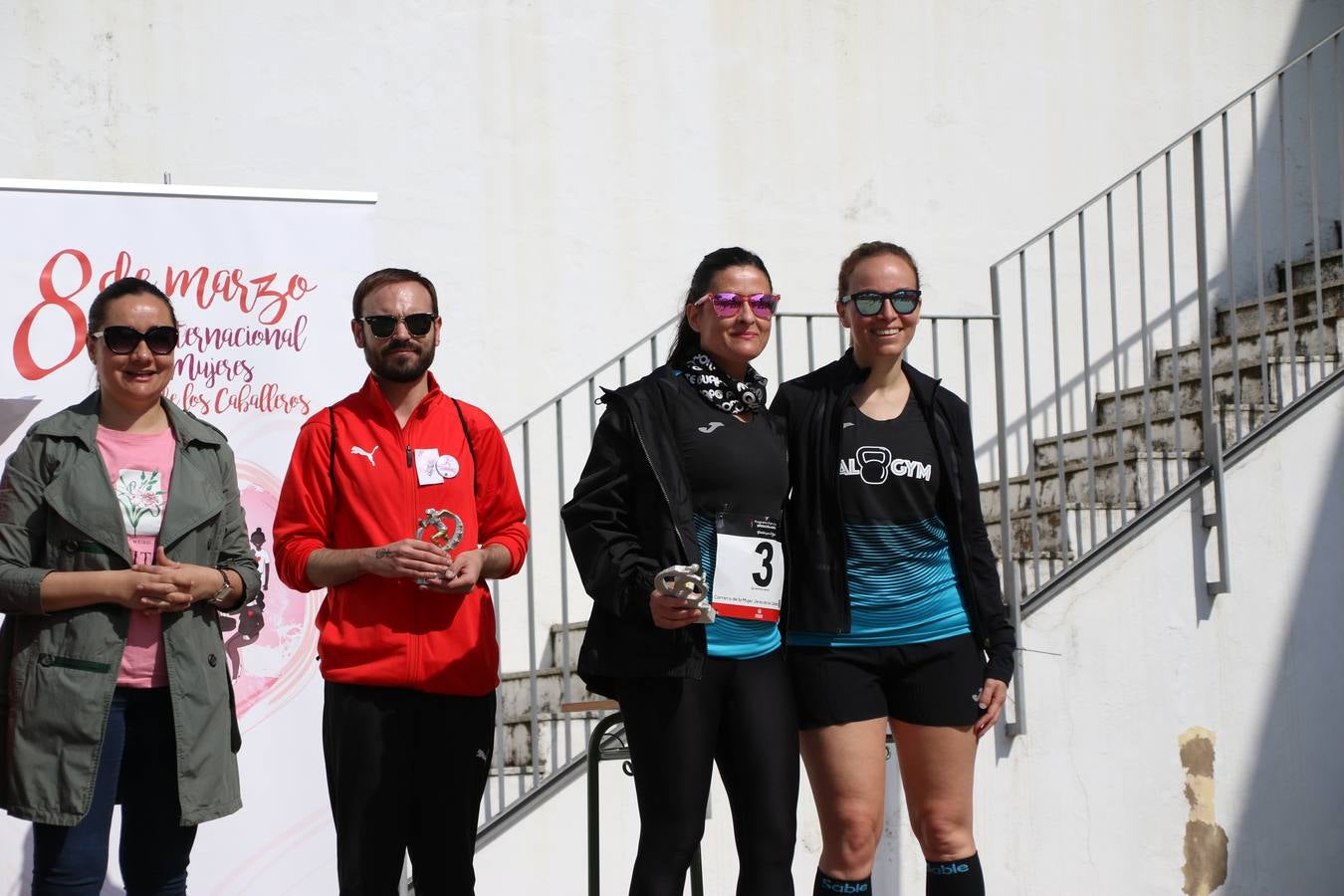 Jerez de los Caballeros ha acogido, esta mañana, la 'I Carrera de la Mujer', enmarcada dentro del programa 'Mujer y Deporte' de la Diputación de Badajoz y bajo el lema 'Nuestra meta, la igualdad'. Más de 300 personas, de todas las edades, se han dado cita en la Plaza de la Alcazaba y han recorrido las calles del municipio en una jornada que ha aunado deporte, solidaridad y reivindicación.