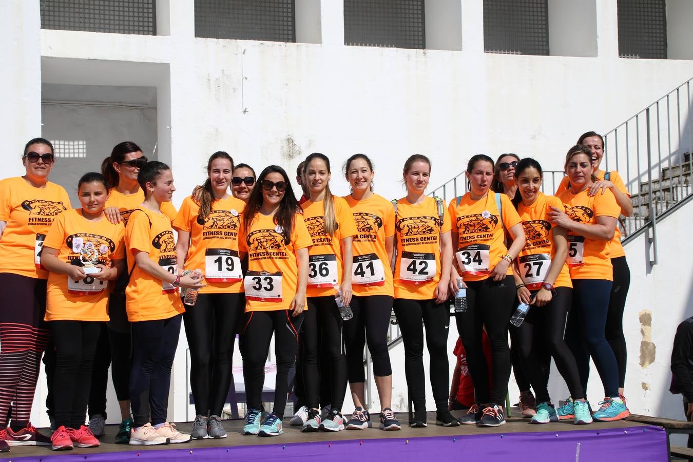 Jerez de los Caballeros ha acogido, esta mañana, la 'I Carrera de la Mujer', enmarcada dentro del programa 'Mujer y Deporte' de la Diputación de Badajoz y bajo el lema 'Nuestra meta, la igualdad'. Más de 300 personas, de todas las edades, se han dado cita en la Plaza de la Alcazaba y han recorrido las calles del municipio en una jornada que ha aunado deporte, solidaridad y reivindicación.