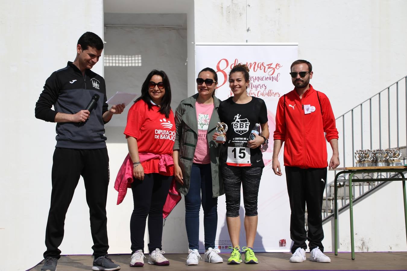 Jerez de los Caballeros ha acogido, esta mañana, la 'I Carrera de la Mujer', enmarcada dentro del programa 'Mujer y Deporte' de la Diputación de Badajoz y bajo el lema 'Nuestra meta, la igualdad'. Más de 300 personas, de todas las edades, se han dado cita en la Plaza de la Alcazaba y han recorrido las calles del municipio en una jornada que ha aunado deporte, solidaridad y reivindicación.