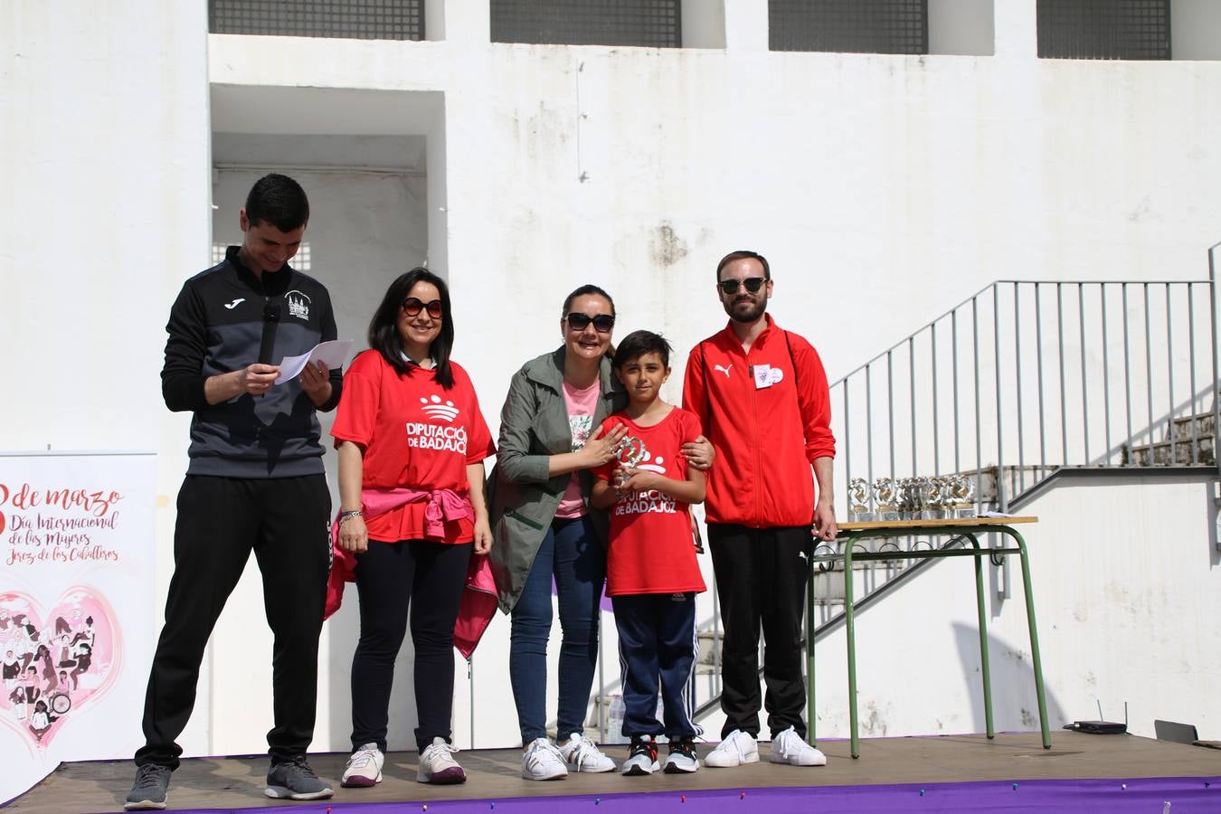 Jerez de los Caballeros ha acogido, esta mañana, la 'I Carrera de la Mujer', enmarcada dentro del programa 'Mujer y Deporte' de la Diputación de Badajoz y bajo el lema 'Nuestra meta, la igualdad'. Más de 300 personas, de todas las edades, se han dado cita en la Plaza de la Alcazaba y han recorrido las calles del municipio en una jornada que ha aunado deporte, solidaridad y reivindicación.