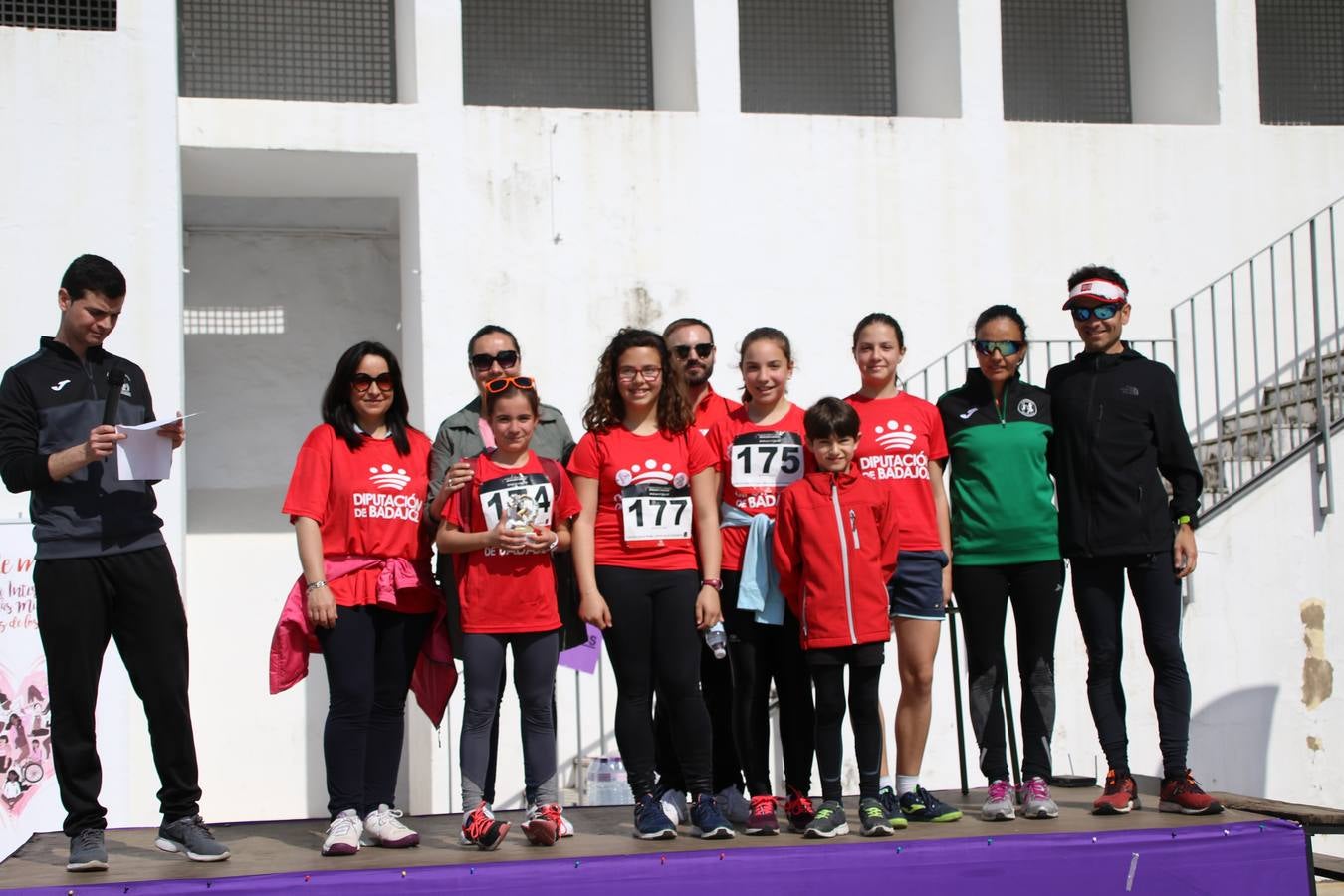 Jerez de los Caballeros ha acogido, esta mañana, la 'I Carrera de la Mujer', enmarcada dentro del programa 'Mujer y Deporte' de la Diputación de Badajoz y bajo el lema 'Nuestra meta, la igualdad'. Más de 300 personas, de todas las edades, se han dado cita en la Plaza de la Alcazaba y han recorrido las calles del municipio en una jornada que ha aunado deporte, solidaridad y reivindicación.