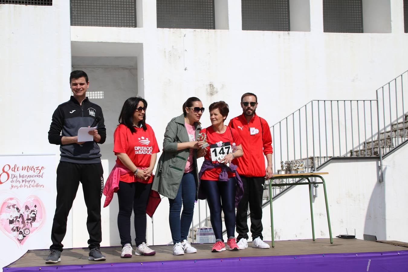 Jerez de los Caballeros ha acogido, esta mañana, la 'I Carrera de la Mujer', enmarcada dentro del programa 'Mujer y Deporte' de la Diputación de Badajoz y bajo el lema 'Nuestra meta, la igualdad'. Más de 300 personas, de todas las edades, se han dado cita en la Plaza de la Alcazaba y han recorrido las calles del municipio en una jornada que ha aunado deporte, solidaridad y reivindicación.