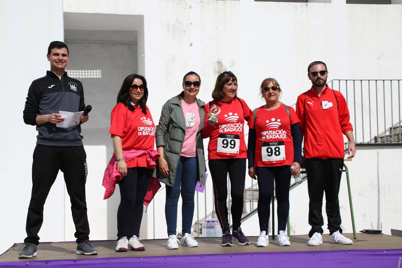 Jerez de los Caballeros ha acogido, esta mañana, la 'I Carrera de la Mujer', enmarcada dentro del programa 'Mujer y Deporte' de la Diputación de Badajoz y bajo el lema 'Nuestra meta, la igualdad'. Más de 300 personas, de todas las edades, se han dado cita en la Plaza de la Alcazaba y han recorrido las calles del municipio en una jornada que ha aunado deporte, solidaridad y reivindicación.