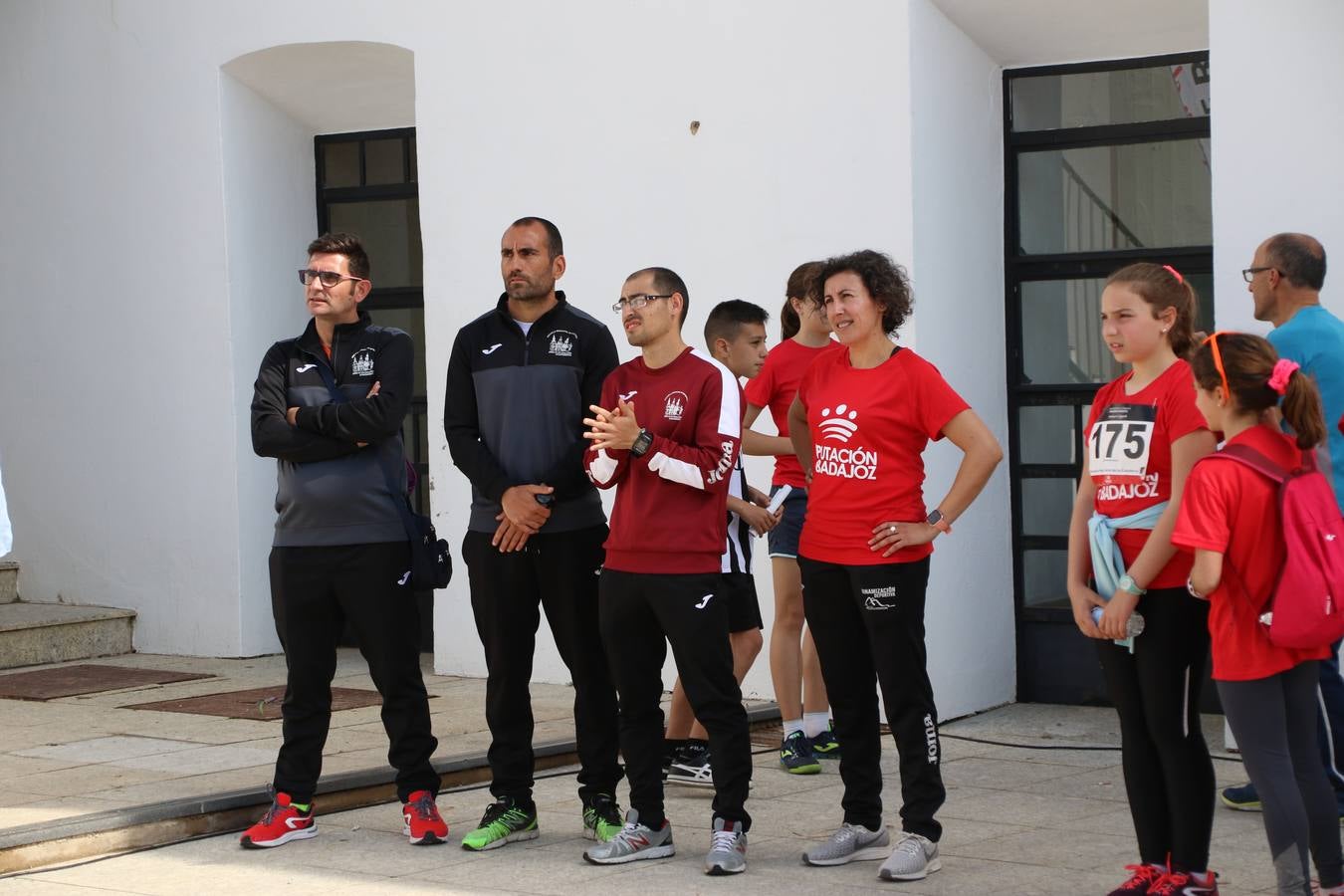 Jerez de los Caballeros ha acogido, esta mañana, la 'I Carrera de la Mujer', enmarcada dentro del programa 'Mujer y Deporte' de la Diputación de Badajoz y bajo el lema 'Nuestra meta, la igualdad'. Más de 300 personas, de todas las edades, se han dado cita en la Plaza de la Alcazaba y han recorrido las calles del municipio en una jornada que ha aunado deporte, solidaridad y reivindicación.