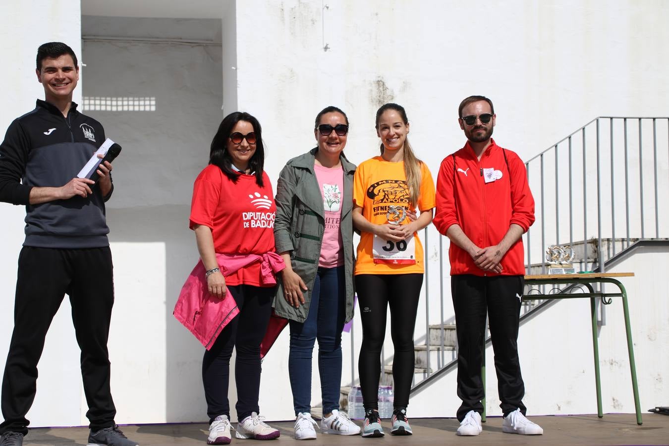 Jerez de los Caballeros ha acogido, esta mañana, la 'I Carrera de la Mujer', enmarcada dentro del programa 'Mujer y Deporte' de la Diputación de Badajoz y bajo el lema 'Nuestra meta, la igualdad'. Más de 300 personas, de todas las edades, se han dado cita en la Plaza de la Alcazaba y han recorrido las calles del municipio en una jornada que ha aunado deporte, solidaridad y reivindicación.