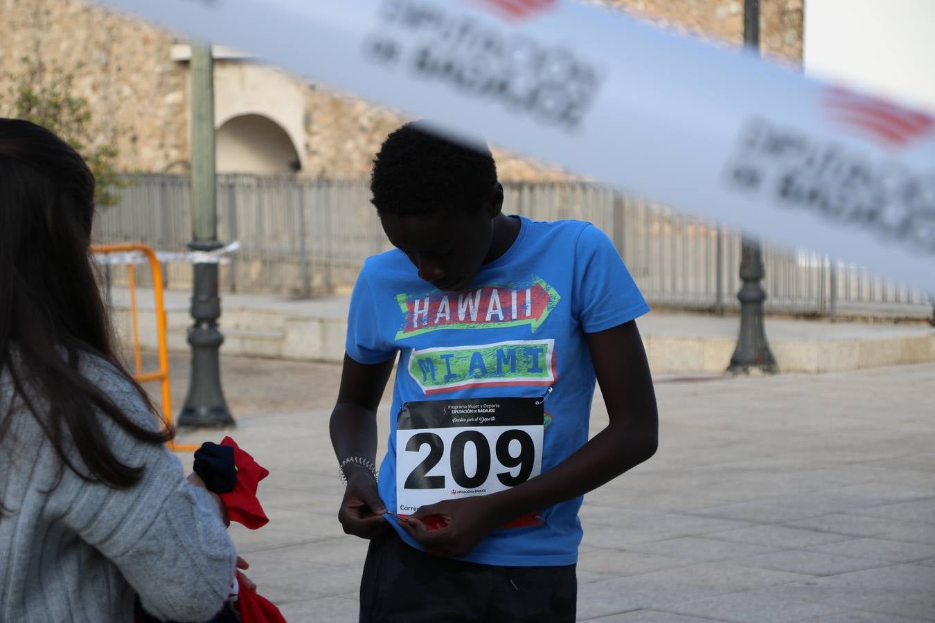 Jerez de los Caballeros ha acogido, esta mañana, la 'I Carrera de la Mujer', enmarcada dentro del programa 'Mujer y Deporte' de la Diputación de Badajoz y bajo el lema 'Nuestra meta, la igualdad'. Más de 300 personas, de todas las edades, se han dado cita en la Plaza de la Alcazaba y han recorrido las calles del municipio en una jornada que ha aunado deporte, solidaridad y reivindicación.