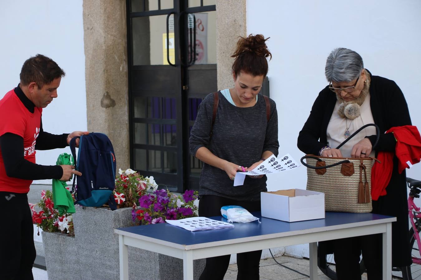 Jerez de los Caballeros ha acogido, esta mañana, la 'I Carrera de la Mujer', enmarcada dentro del programa 'Mujer y Deporte' de la Diputación de Badajoz y bajo el lema 'Nuestra meta, la igualdad'. Más de 300 personas, de todas las edades, se han dado cita en la Plaza de la Alcazaba y han recorrido las calles del municipio en una jornada que ha aunado deporte, solidaridad y reivindicación.